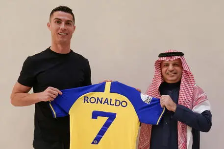 Cristiano Ronaldo con la maglia dell'Al-Nassr (foto Ansa)