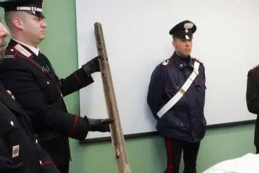 I carabinieri mostrano una delle 'armi' utilizzate nella mega rissa a Stampace (Foto Orrù)