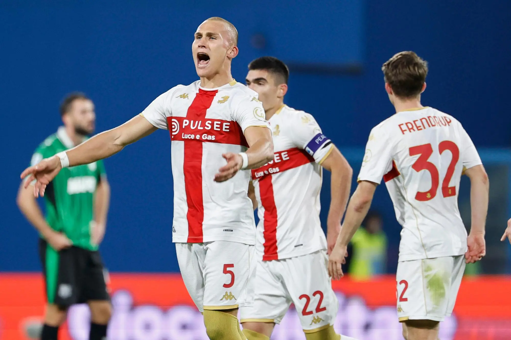 Genoa's Leo Skiri Ostigard jubilates after scoring the goal during the Italian Serie A soccer match US Sassuolo vs Genoa CFC at Mapei Stadium in Reggio Emilia, Italy, 3 November 2025. ANSA /ELISABETTA BARACCHI