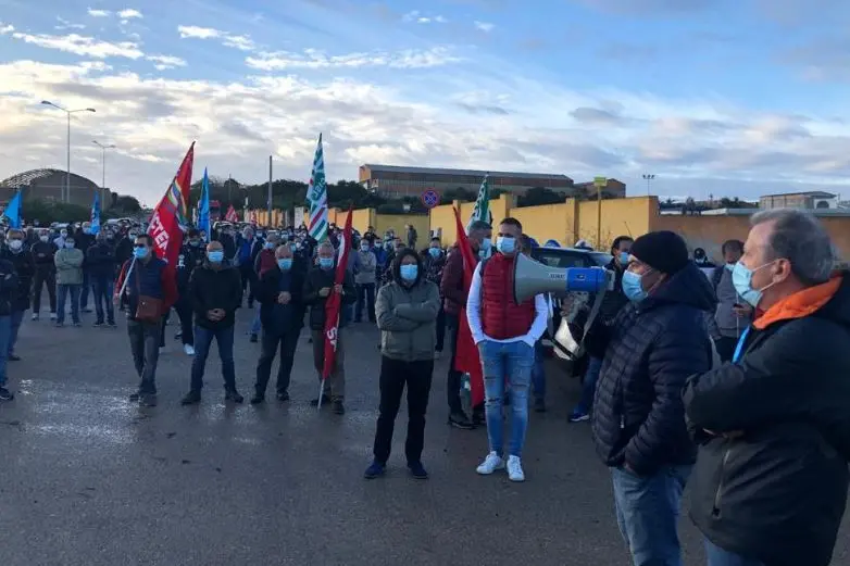 Protesta dei lavoratori a Porto Torres (foto Pala)