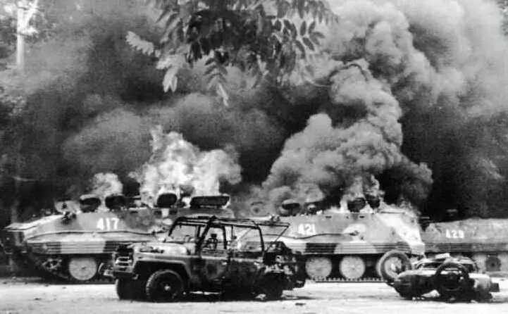 Il 4 giugno l'esercito entra nella piazza (archivio L'Unione Sarda)