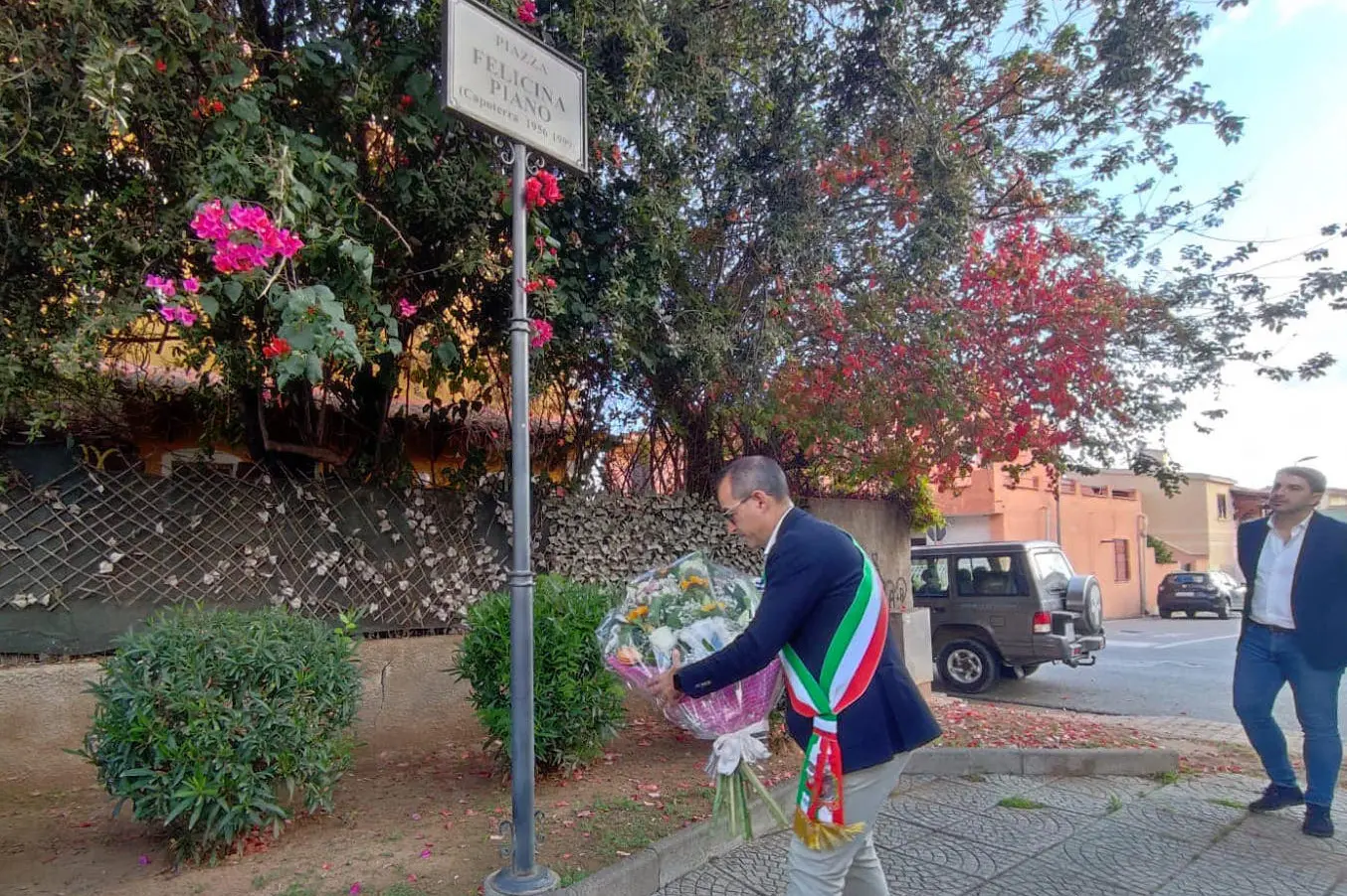 Il sindaco di Capoterra, Beniamino Garau, posa i fiori davanti alla targa di Felicina Piano (foto Murgana)