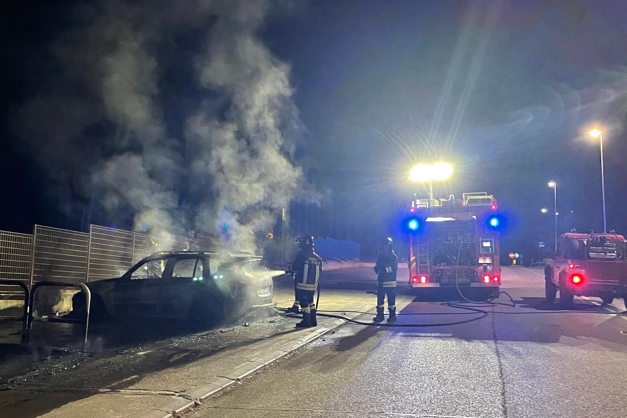 Carbonia, auto in fiamme vicino al Sirai: Mercedes completamente distrutta