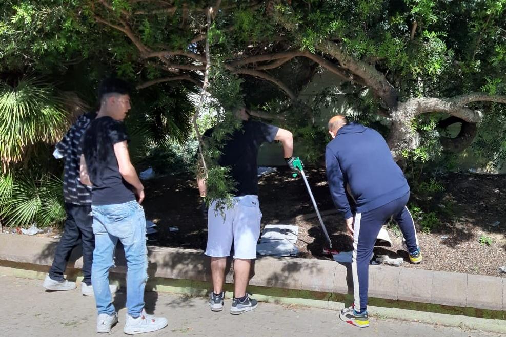 Porto Torres, gli studenti del “Mario Paglietti” ripuliscono il cortile della scuola e il giardino del Palazzetto dello Sport