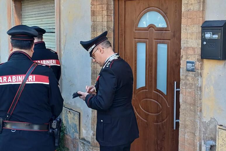Ventenne accoltella i genitori e il fratellino, gravissimo il padre: «Lo meditavo da tempo»