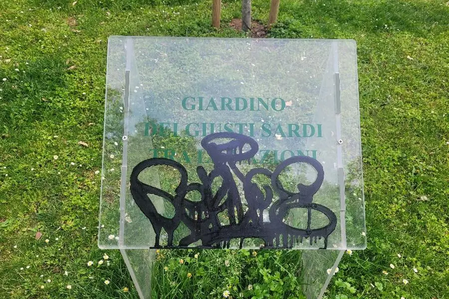 The soiled plaque in Sassari (photo The Unione Sarda-Floris)