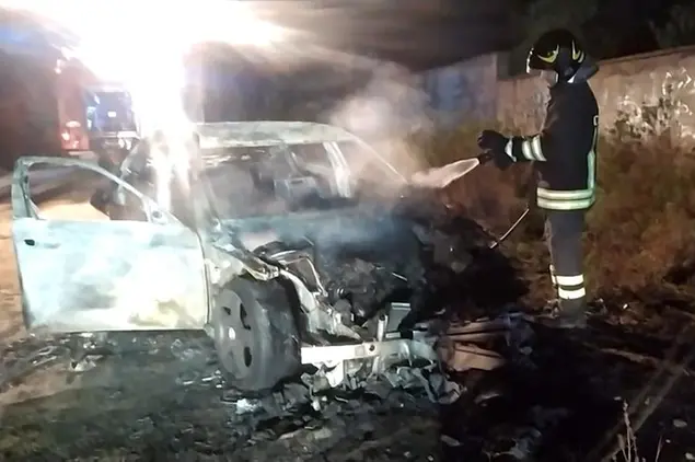 L'auto incendiata (L'Unione Sarda - Usai)
