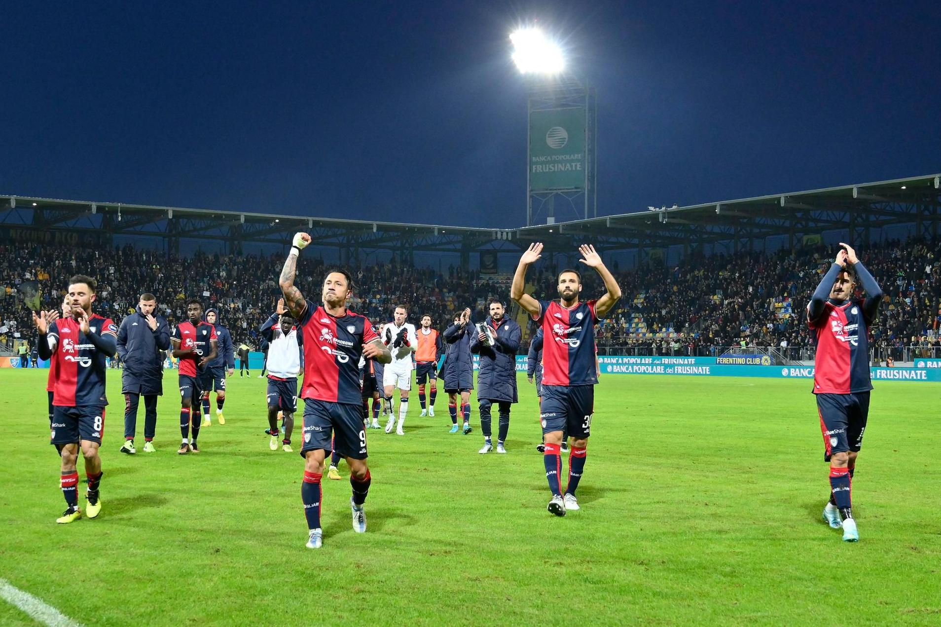 Il Cagliari saluta i tifosi dopo il pareggio con il Frosinone (Ansa)