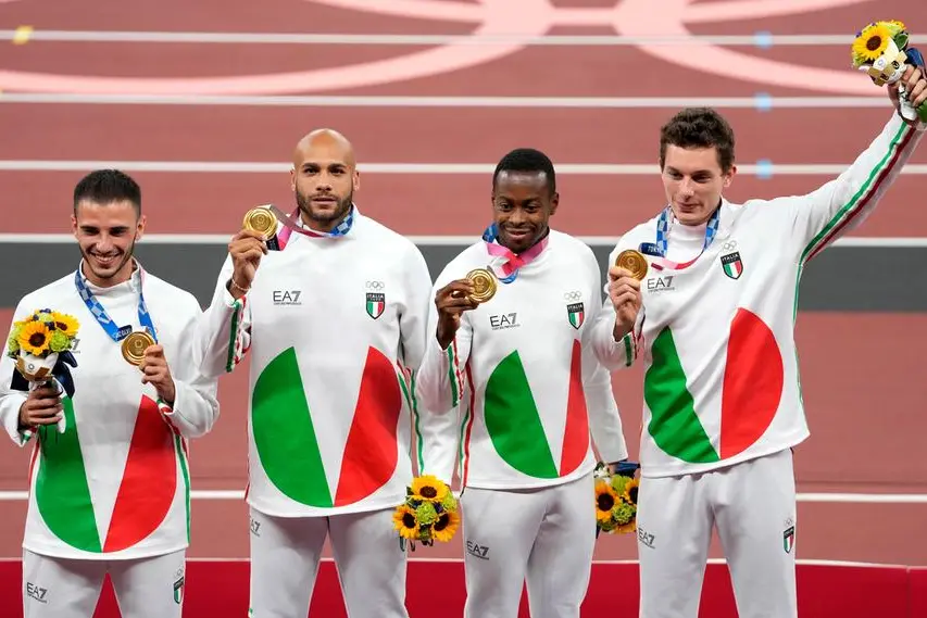 epa09403358 Gold medalists of Italy (L-R) Lorenzo Patta, Lamont Marcell Jacobs, Eseosa Fostine Desalu and Filippo Tortu during the medal ceremony for the Men's 4x100m Relay during the Athletics events of the Tokyo 2020 Olympic Games at the Olympic Stadium in Tokyo, Japan, 07 August 2021. EPA/FRANCK ROBICHON