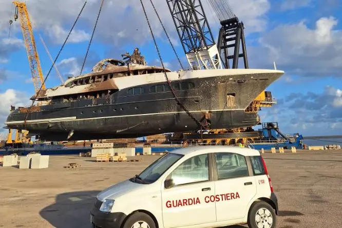 Le operazioni di sbarco del maxi yacht Atina a Porto Torres (foto concessa)