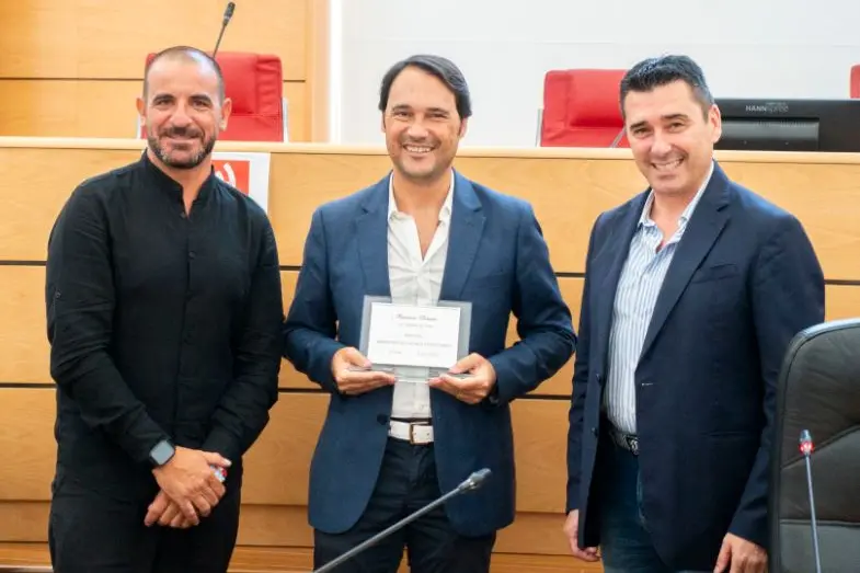 La consegna del riconoscimento a Francesco Demuro (foto Pala)