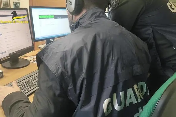 Guardia di finanza foto generica davanti a computer