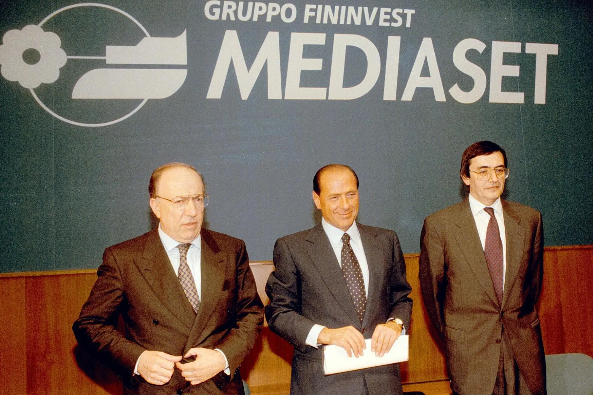 Fedele Confalonieri, Silvio Berlusconi e Ubaldo Livolsi presentano l'operazione Mediaset (foto Ansa)