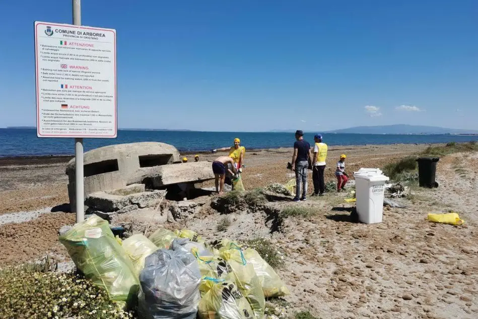 La raccolta dei rifiuti (foto L'Unione Sarda - Pinna)