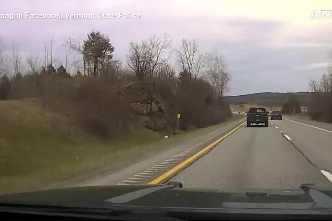 Una sedia vola da un camioncino e finisce su un'auto della polizia