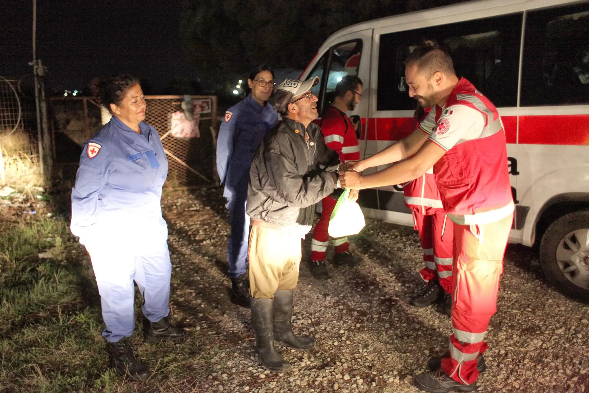 I volontari della Croce Rossa  al lavoro nella notte di Cagliari (Foto Giuseppe Ungari)