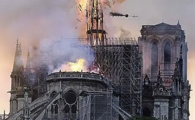 Il momento del crollo della guglia a Notre Dame (archivio L'Unione Sarda)