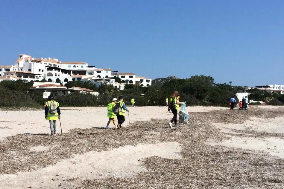 I giovani lungo la spiaggia