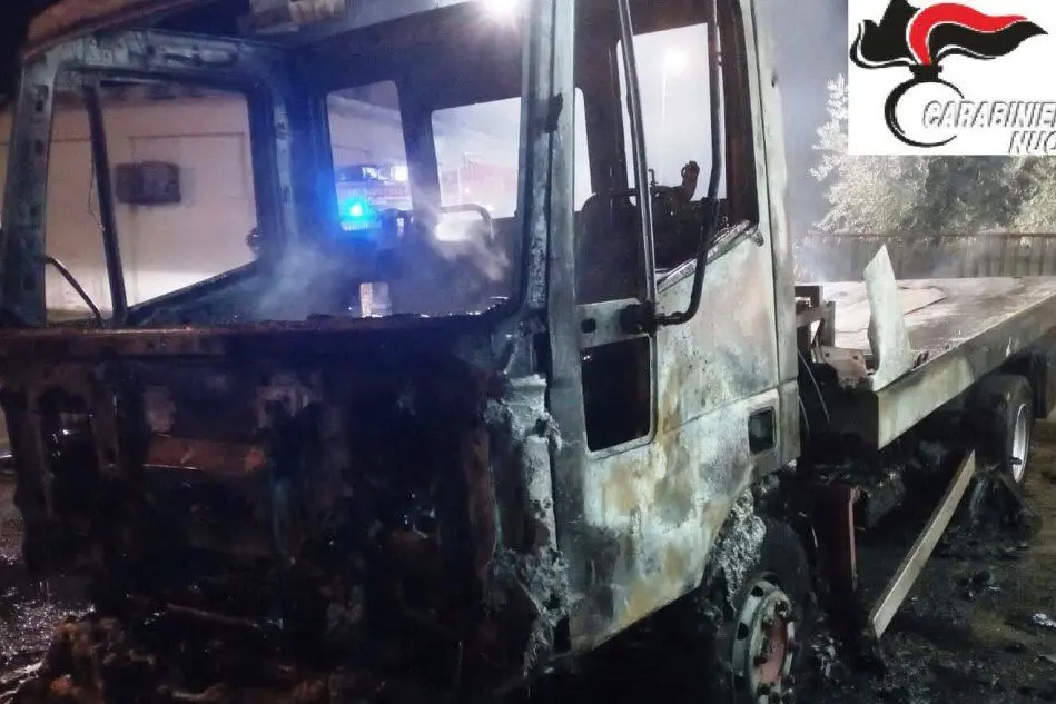 Il furgone distrutto dalle fiamme