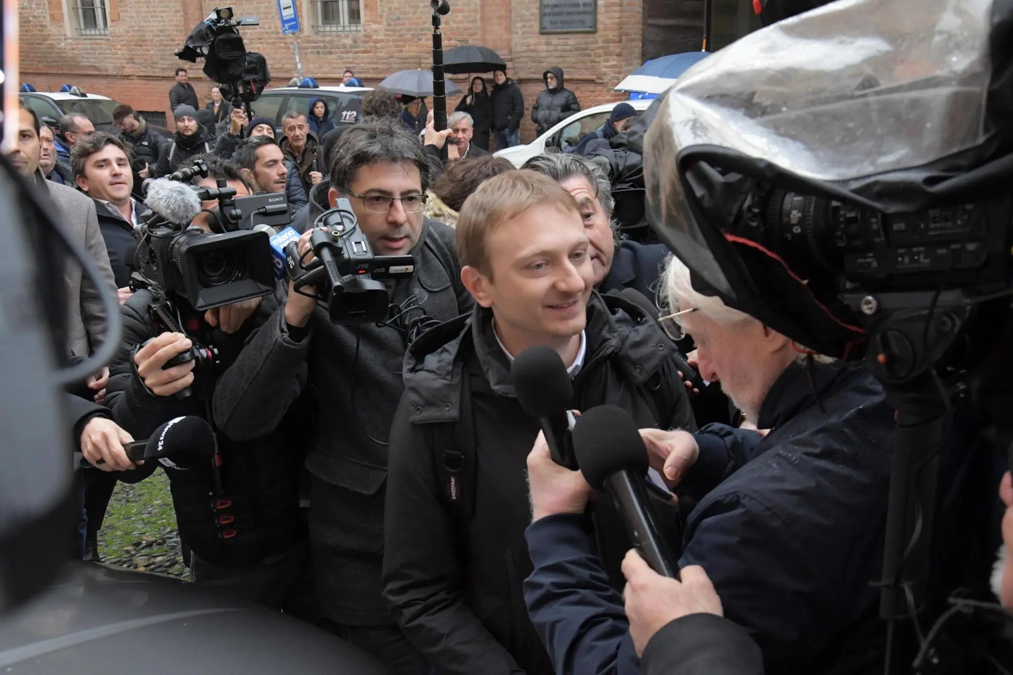 Ankunft der Stasi am Gerichtsgebäude in Pavia (Ansa)