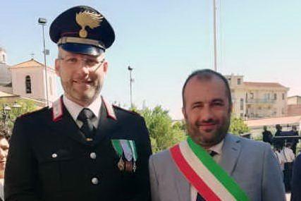 Il maresciallo capo Scannella col sindaco di Marrubiu Andrea Santucciu (L'Unione Sarda - Pintori)