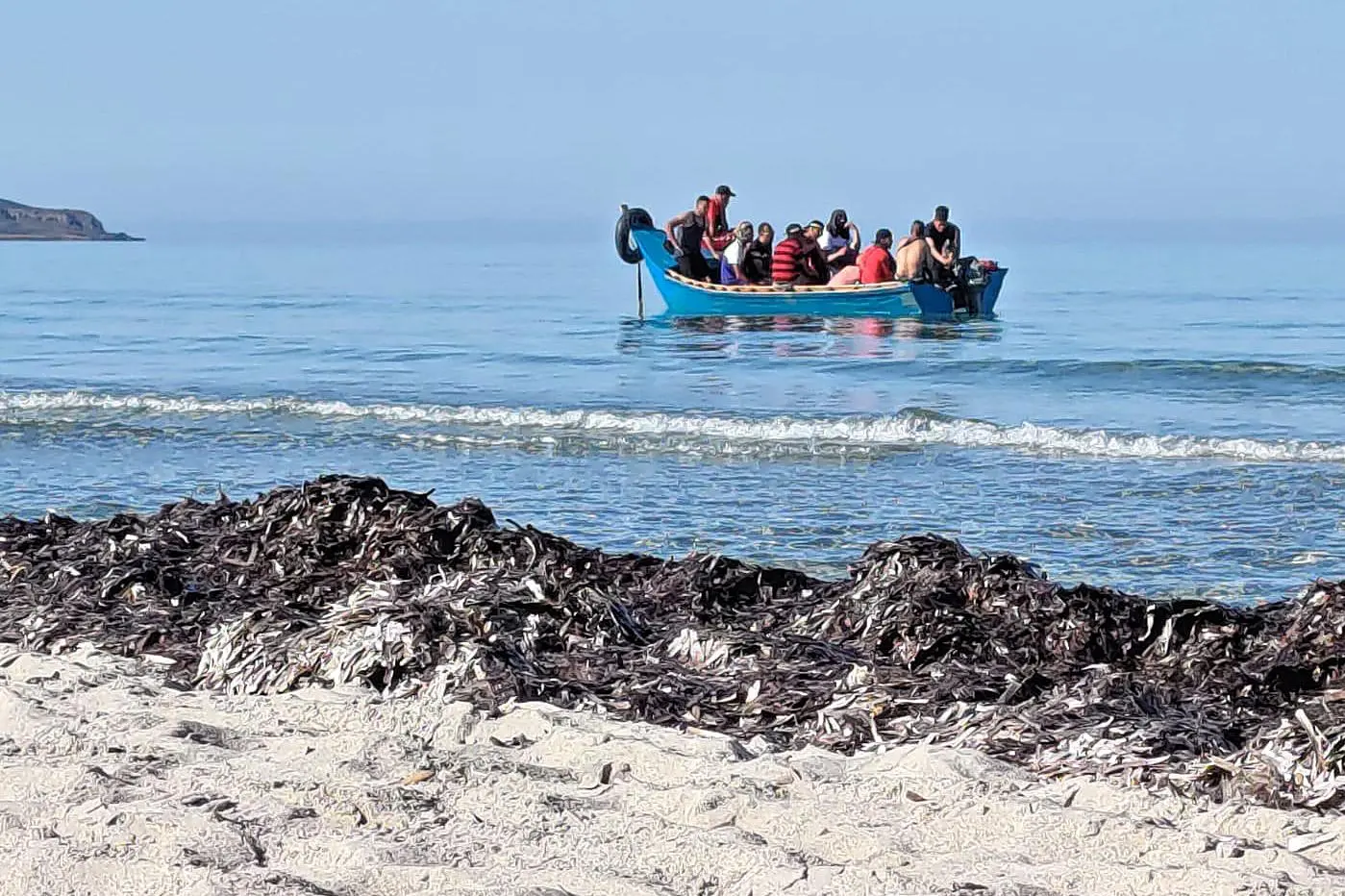 Un barchino con a bordo un gruppo di migranti (archivio)