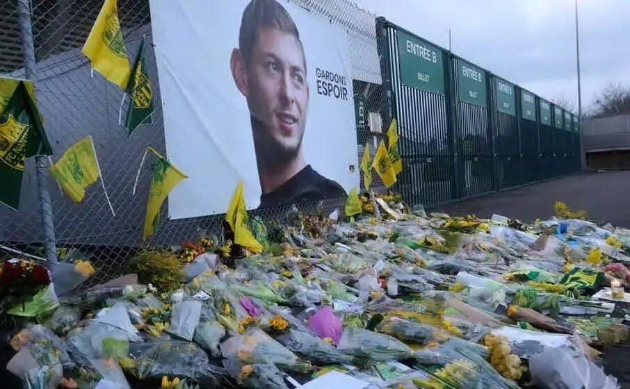 Fiori e biglietti in memoria del giocatore