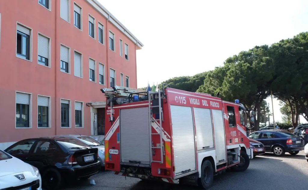 Vigili del fuoco all'istituto Buccari (foto L'Unione Sarda - Giuseppe Ungari)