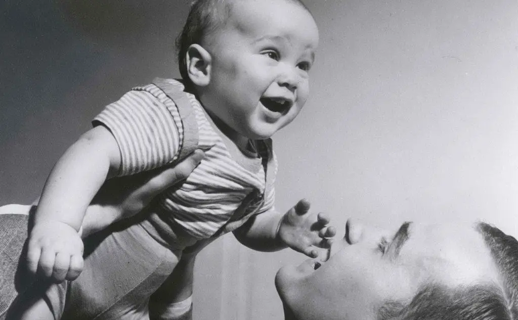 Da neonato insieme a suo padre