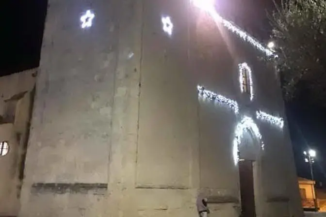 Le luminarie installate sulla chiesa parrocchiale (Foto A.Serreli)