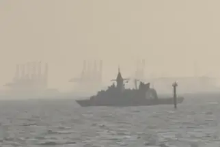 Ansia per i sardi a Dubai: «Navi da guerra davanti alla città. E la Farnesina non risponde» Una nave da guerra a Dubai