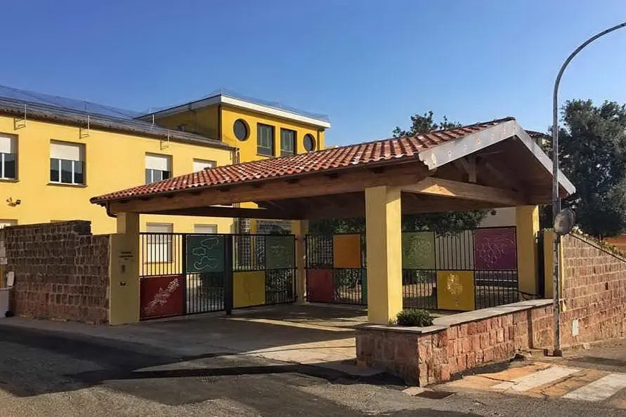 L'ingresso della scuola elementare di Villaurbana (foto Giacomo Pala)