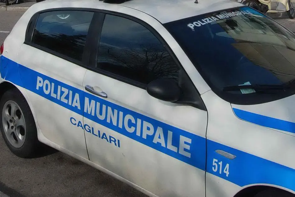 Un'auto della Polizia municipale (Archivio L'Unione Sarda)