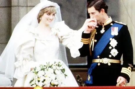 Il principe Carlo e lady Diana nel giorno del loro matrimonio, 29 luglio 1981, sul balcone di Buckingham Palace. ANSA