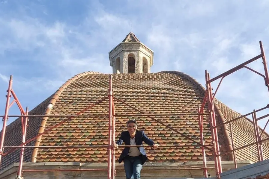 La cupola della chiesa di Santa Maria Assunta e il sindaco di Cabras Andrea Abis (foto concessa)