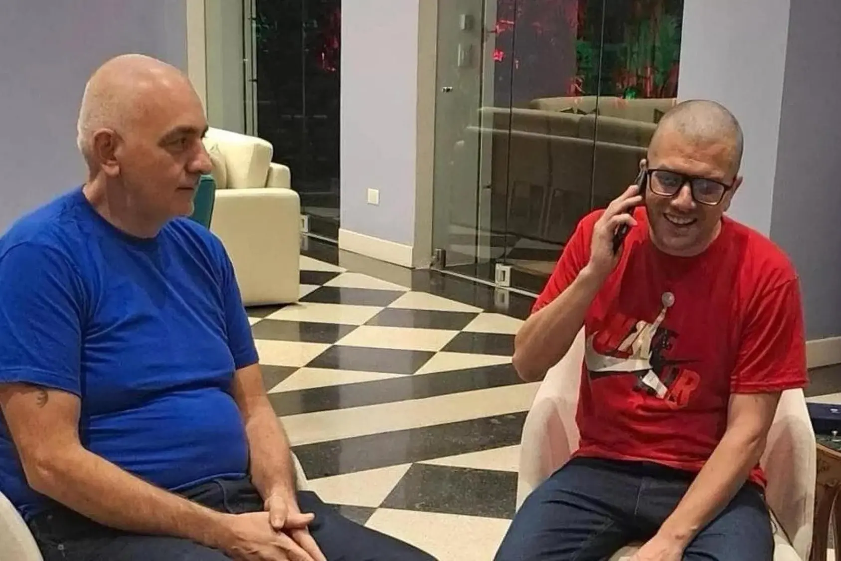 Alberto Trentini e Mario Burlò fotografati nella residenza dell'ambasciatore a Caracas Giovanni Umberto De Vito (ANSA - MINISTERO DEGLI ESTERI)