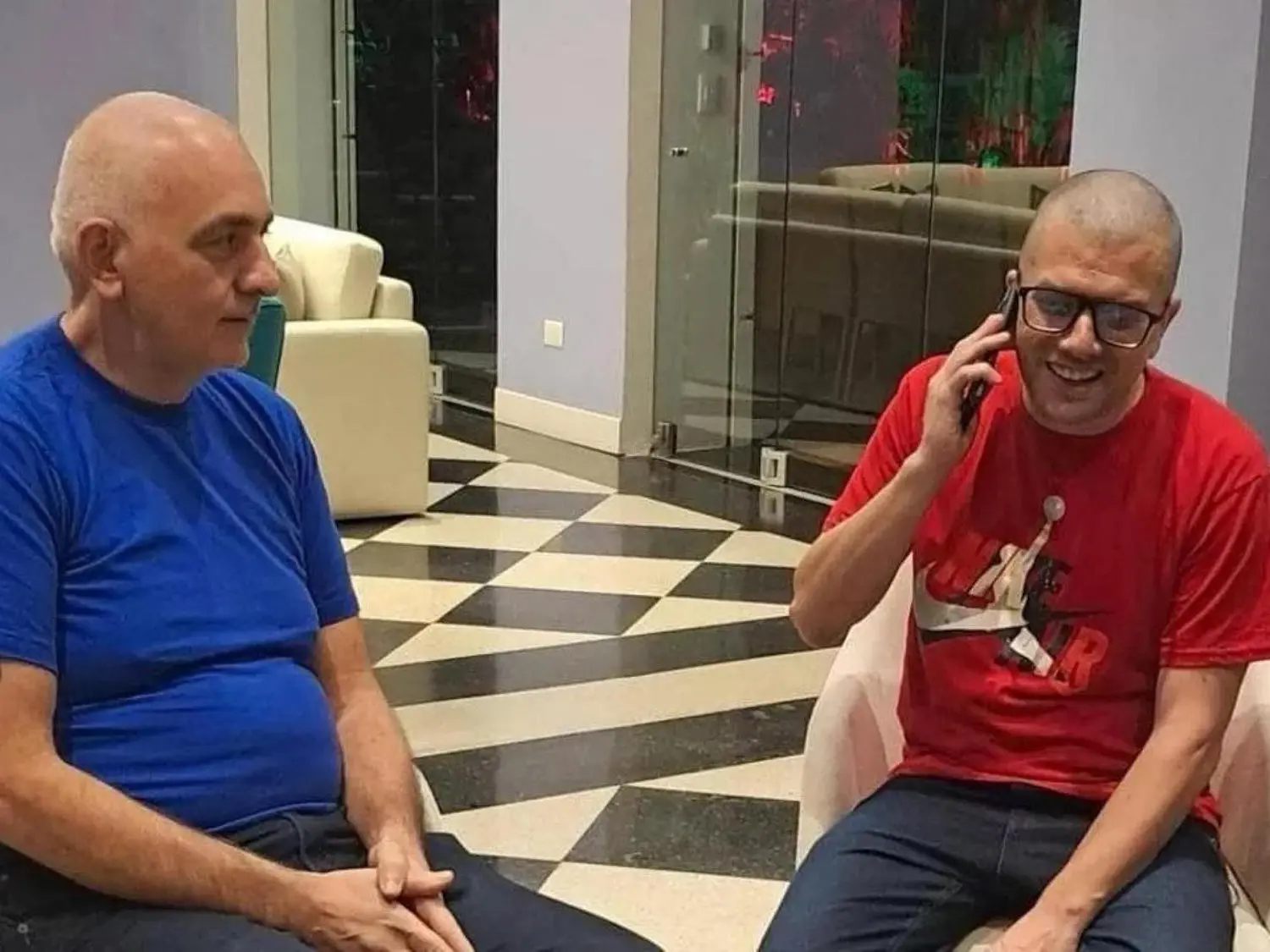 Alberto Trentini e Mario Burlò fotografati nella residenza dell'ambasciatore a Caracas Giovanni Umberto De Vito (ANSA - MINISTERO DEGLI ESTERI)