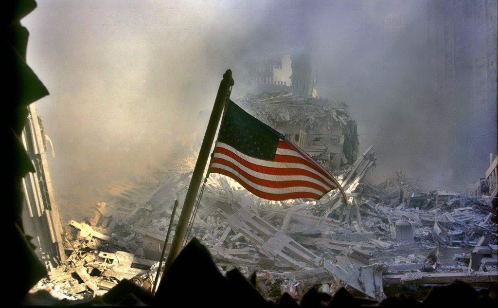 La bandiera americana tra le macerie del World Trade Center