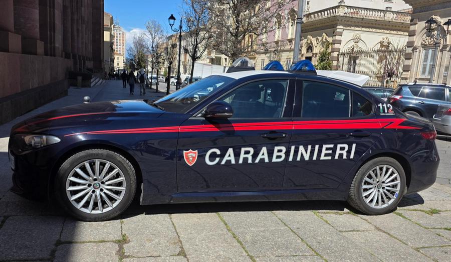Sassari, cerca di rubare in un negozio: bloccato dai proprietari cinesi