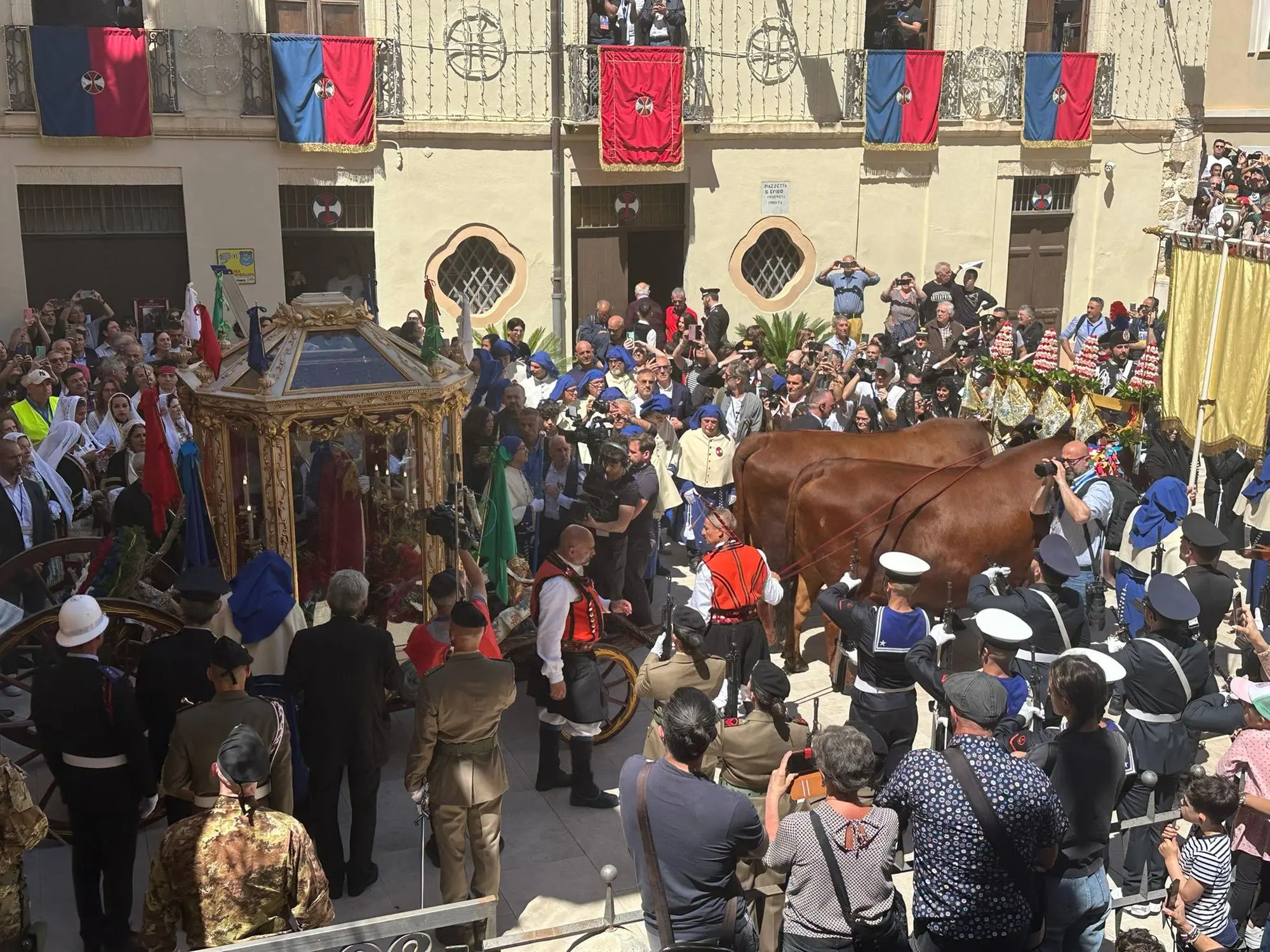 Il cocchio nel piazzale della chiesa
