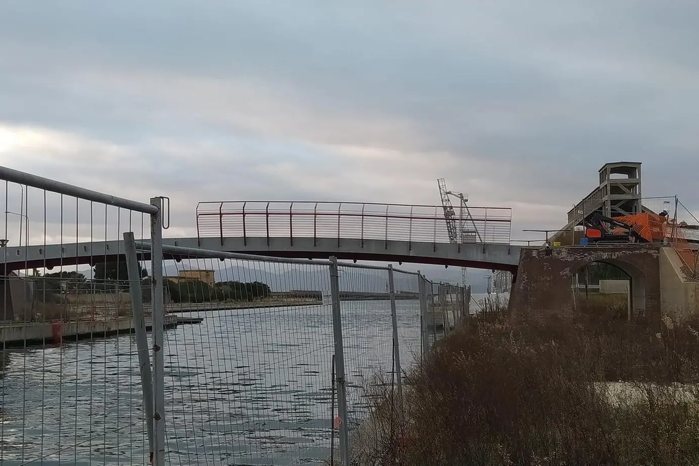 Il parapetto del ponte ciclopedonale di Su Siccu