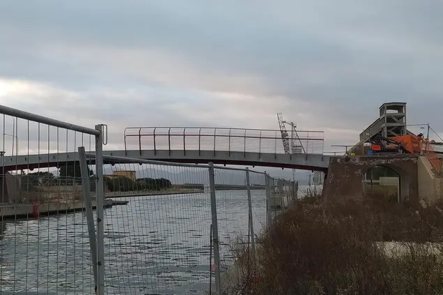 Il parapetto del ponte ciclopedonale di Su Siccu