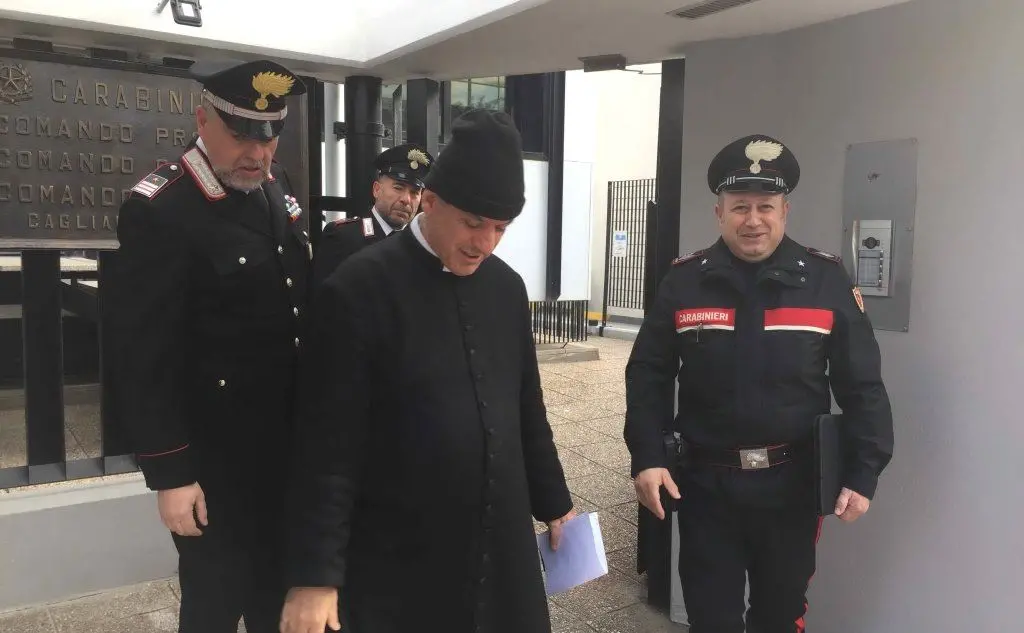 Il parroco con i carabinieri (foto L'Unione Sarda-Vercelli)
