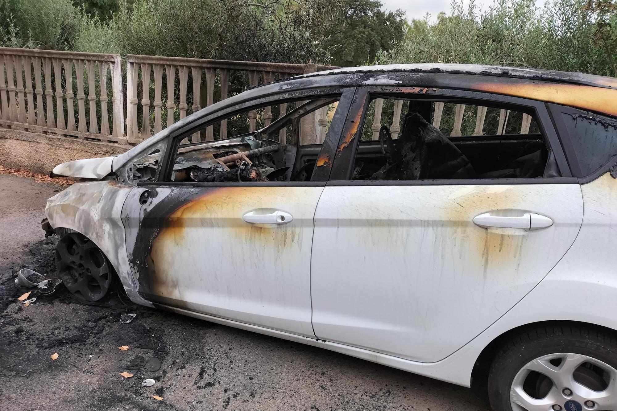 Auto in fiamme a Carbonia, distrutta una Ford Fiesta vicino all'ospedale