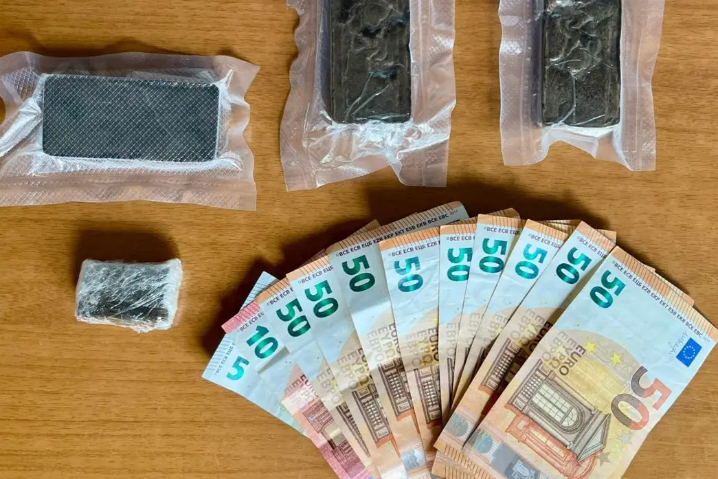 La droga e i soldi sequestrati dalla polizia a Settimo San Pietro