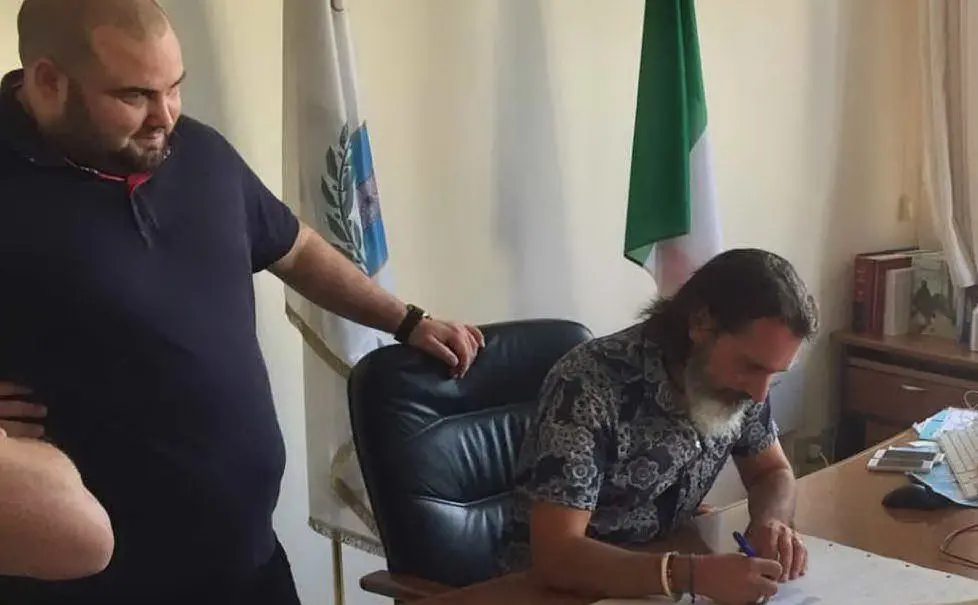 La firma dell'atto da parte del sindaco Sean Wheeler; accanto a lui il presidente del Consiglio comunale, Gavino Bigella (foto Comune di Porto Torres)