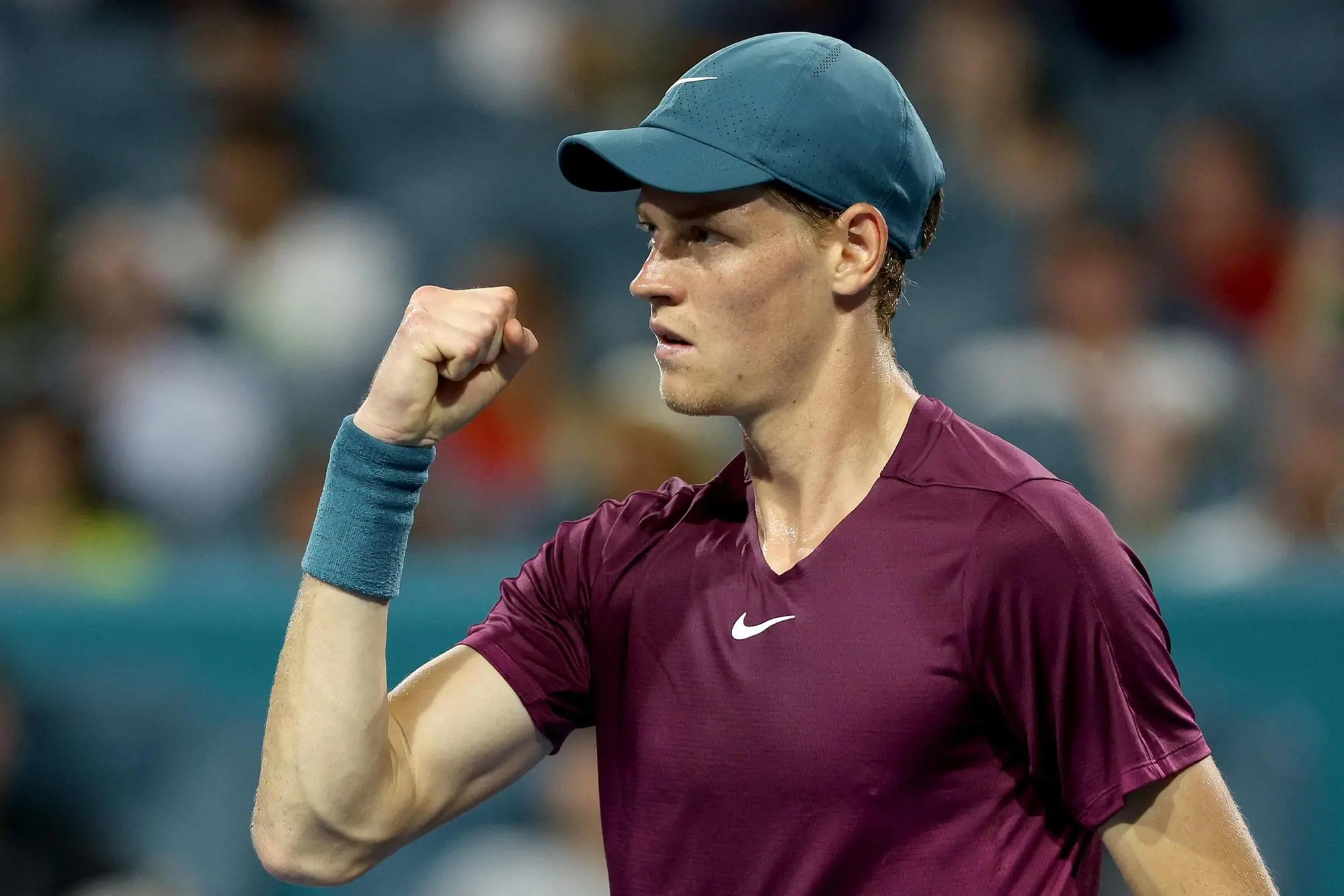 MIAMI GARDENS, FLORIDA - MARCH 31: Jannik Sinner of Italy celebrateswhile playing Carlos Alcaraz of Spain during the semifinals of the Miami Open at Hard Rock Stadium on March 31, 2023 in Miami Gardens, Florida. Matthew Stockman/Getty Images/AFP (Photo by MATTHEW STOCKMAN / GETTY IMAGES NORTH AMERICA / Getty Images via AFP)