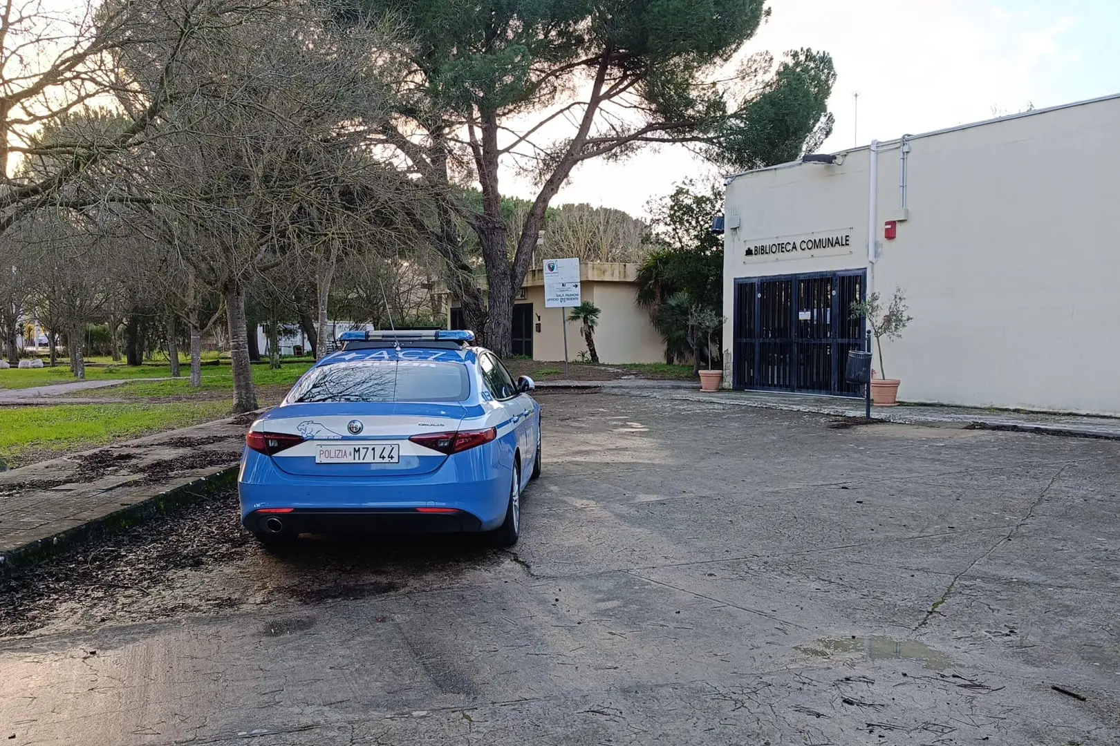 La polizia davanti alla biblioteca a Caniga (Foto: Floris)