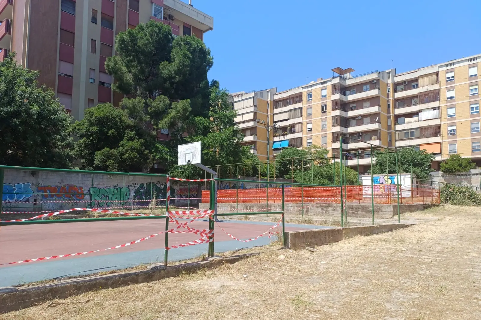 I due campetti sportivi abbandonati recintati per l'inizio dei lavori di rifacimento (foto Lapenna)