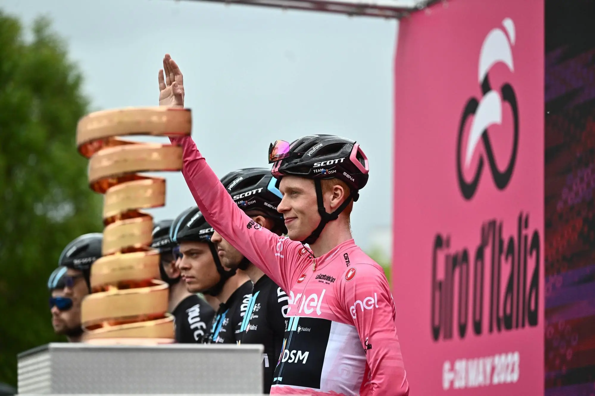 Norwegian rider Andreas Leknessund of Team Dsm wearing the overall leader's pink jersey, greets the crowd signig in ahead the departure of the seventh stage of the 2023 Giro d'Italia cycling race over 218 km from Capua to Gran Sasso d'Italia, Italy, 12 May 2023. ANSA/LUCA ZENNARO